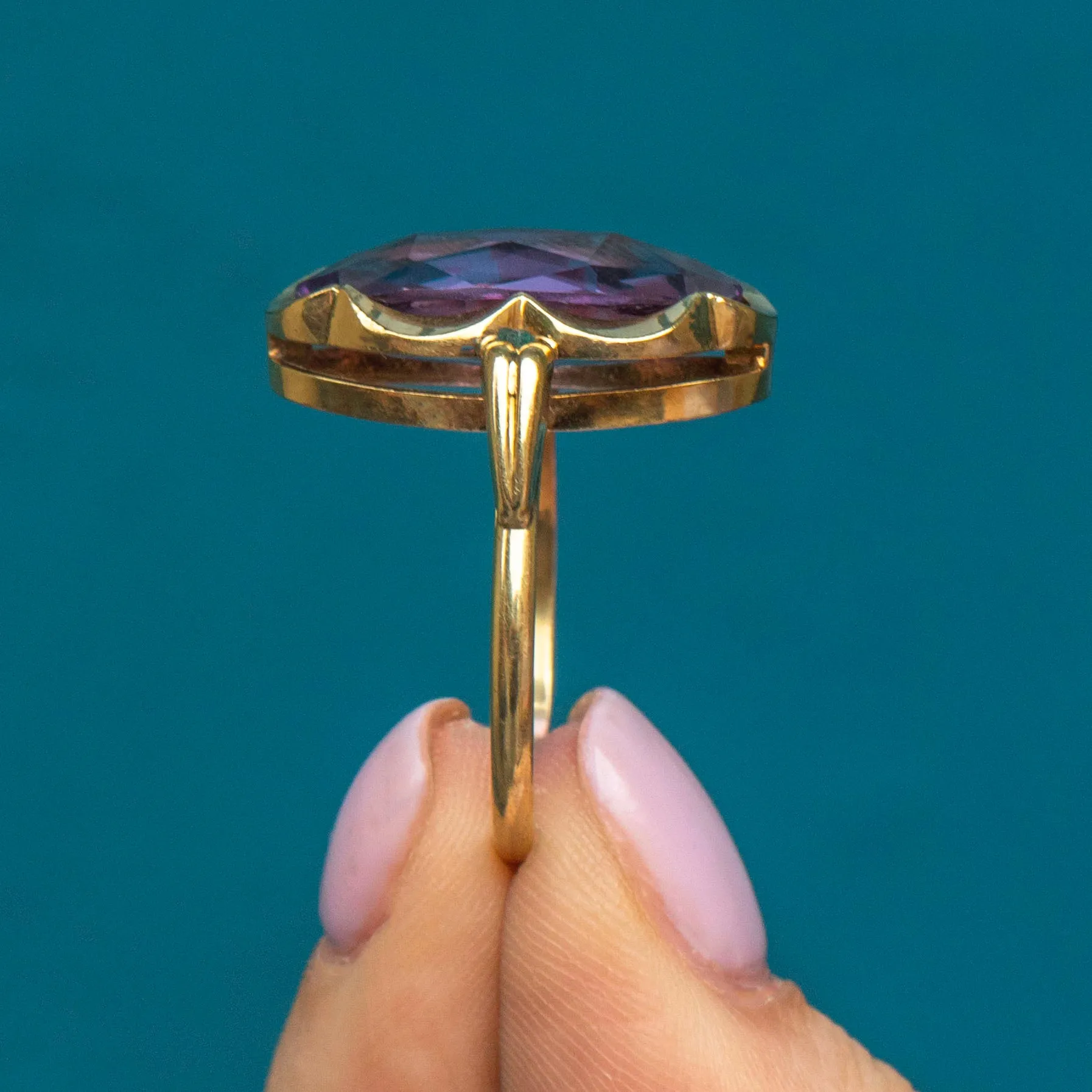 14ct Gold Colour Change Sapphire Cocktail Ring, 7.10ct