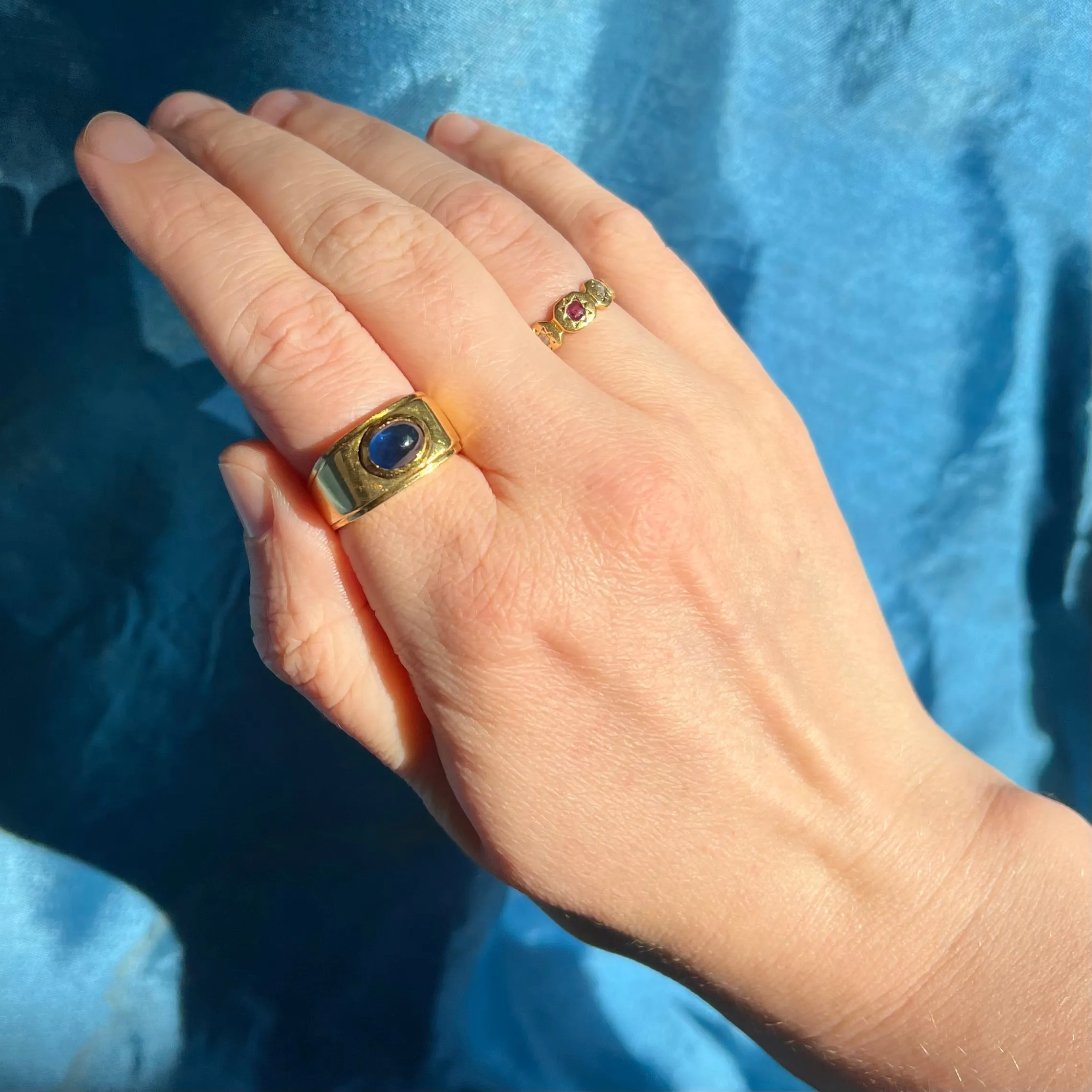 Modernist 18k Gold Natural Sapphire Cabochon Ring