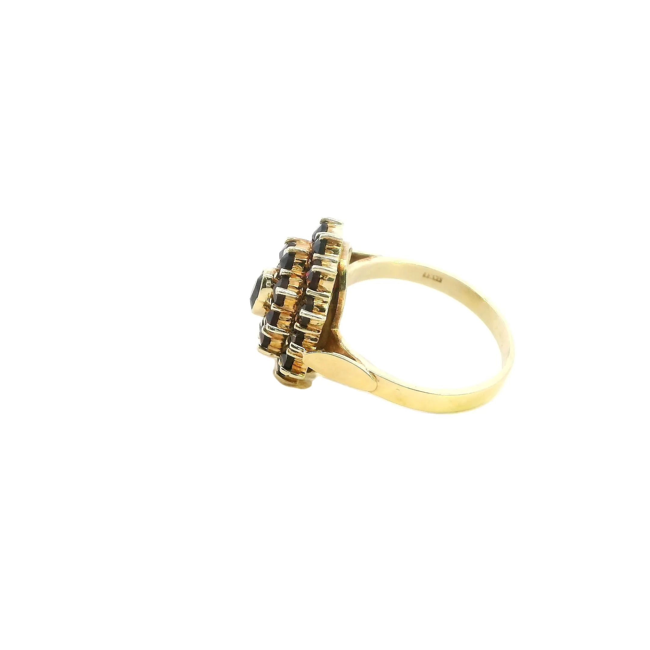 Stunning 14Kt Yellow Gold Garnet Cocktail Ring - Elegant and Eye-Catching