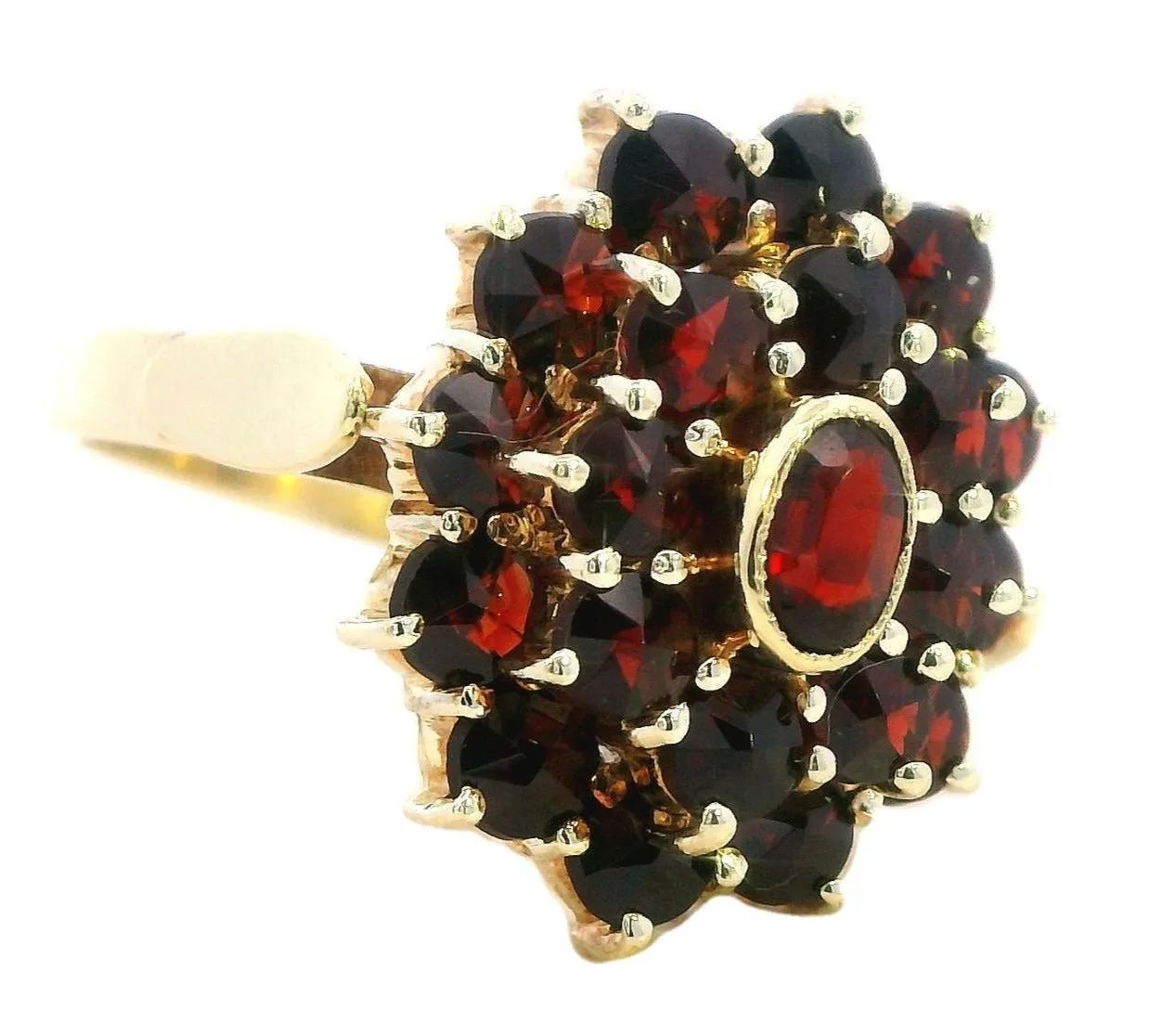 Stunning 14Kt Yellow Gold Garnet Cocktail Ring - Elegant and Eye-Catching
