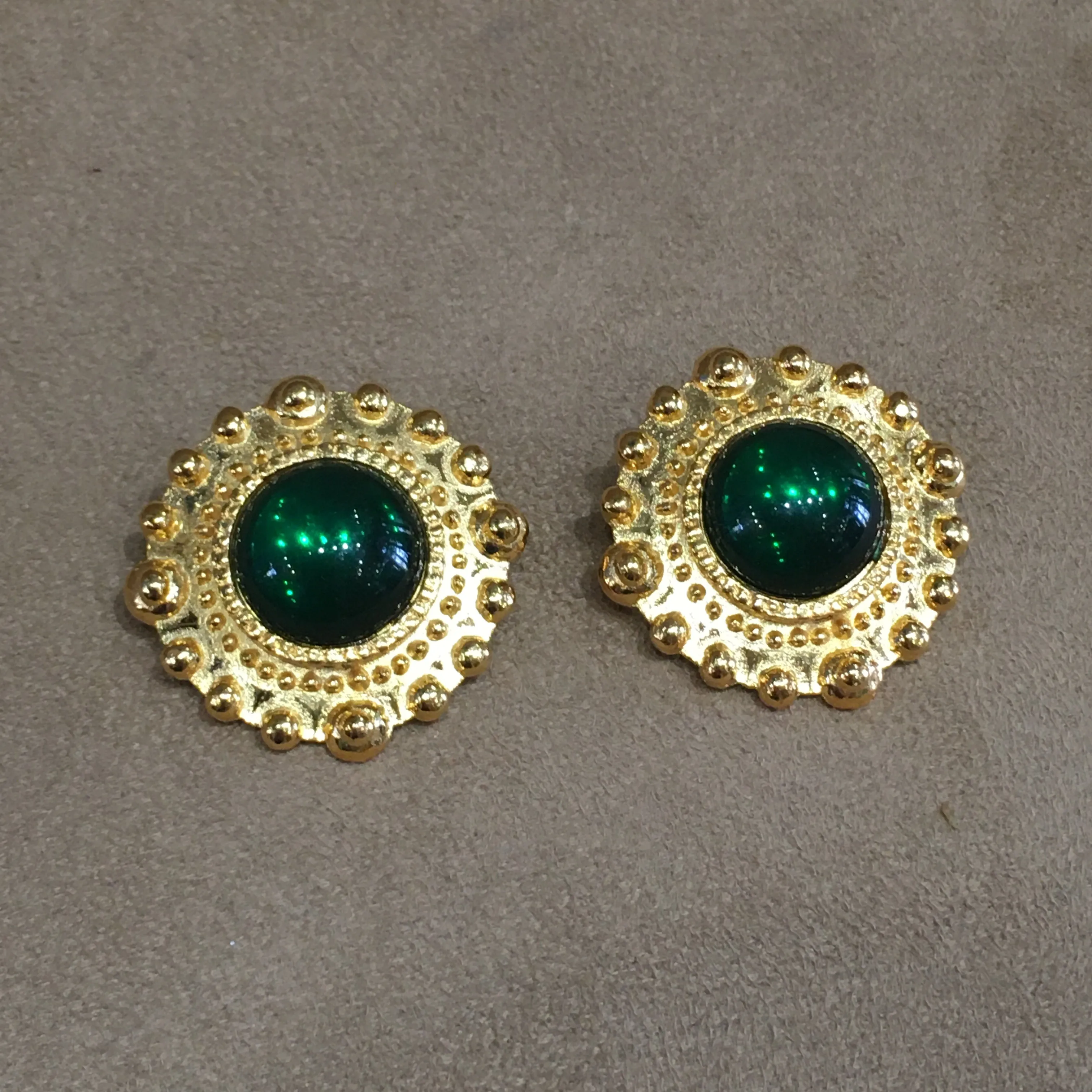 Vintage  emerald green round glass Earrings