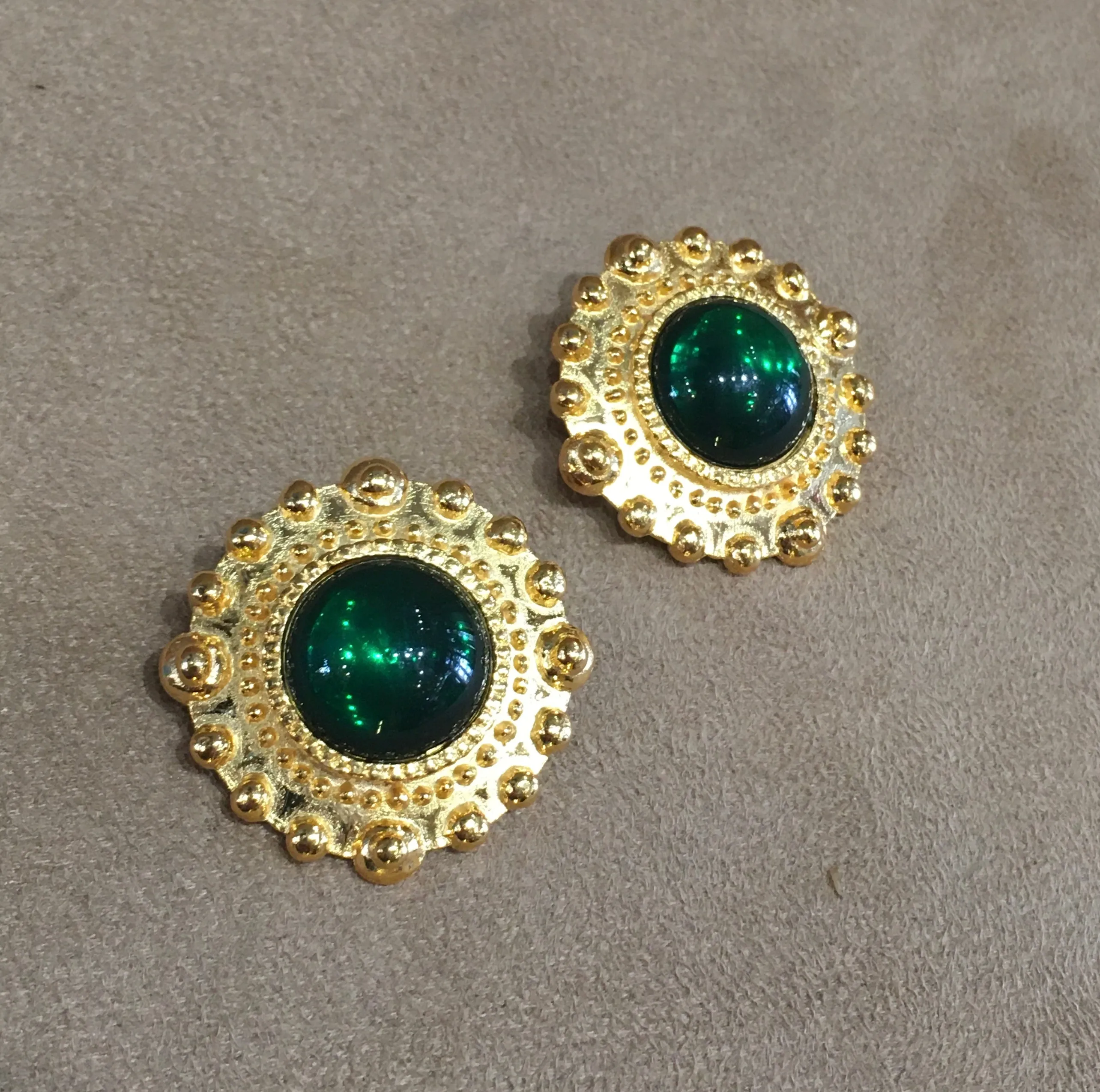 Vintage  emerald green round glass Earrings